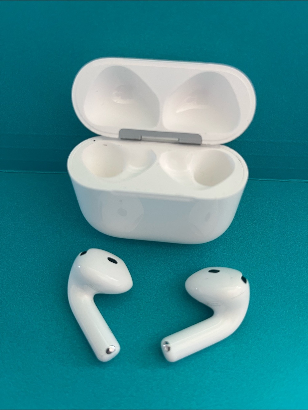 Apple Airpods 4 Model A3050 earbuds & Charging Case - Picture 2 of 4